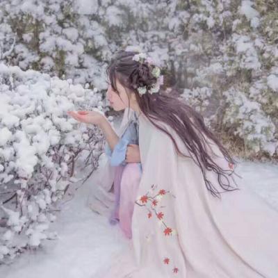 A beautiful and artistic girl with an ancient style WeChat avatar in high-definition. Could you please help me with a bowl of tea and tears streaming down my face