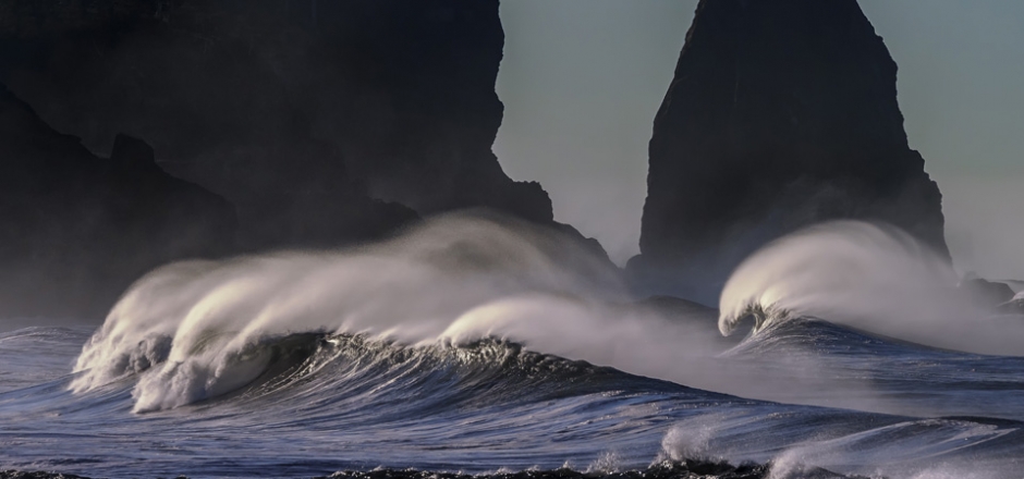 Desktop wallpaper with Pacific coastal ocean wave scenery