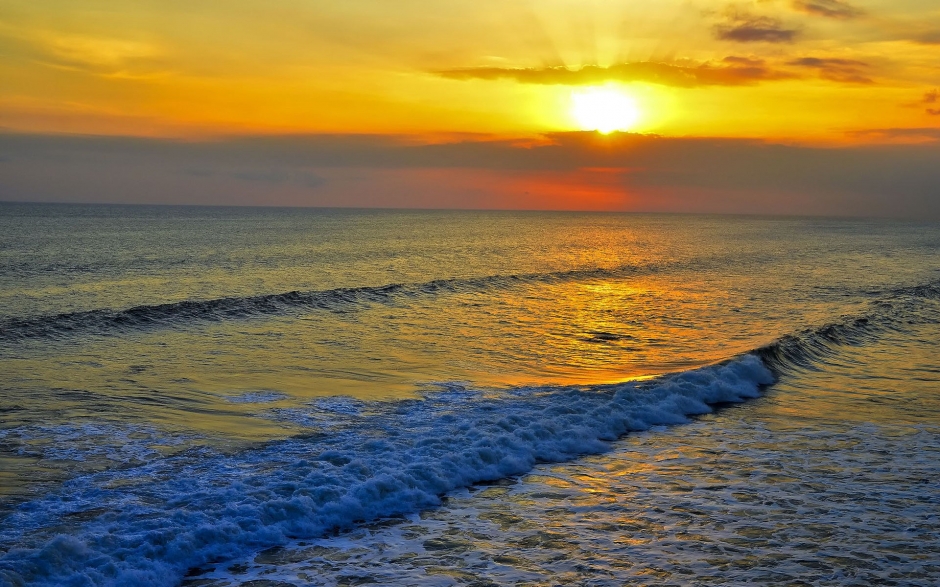 Beautiful sunset and high-definition wallpaper of the waves