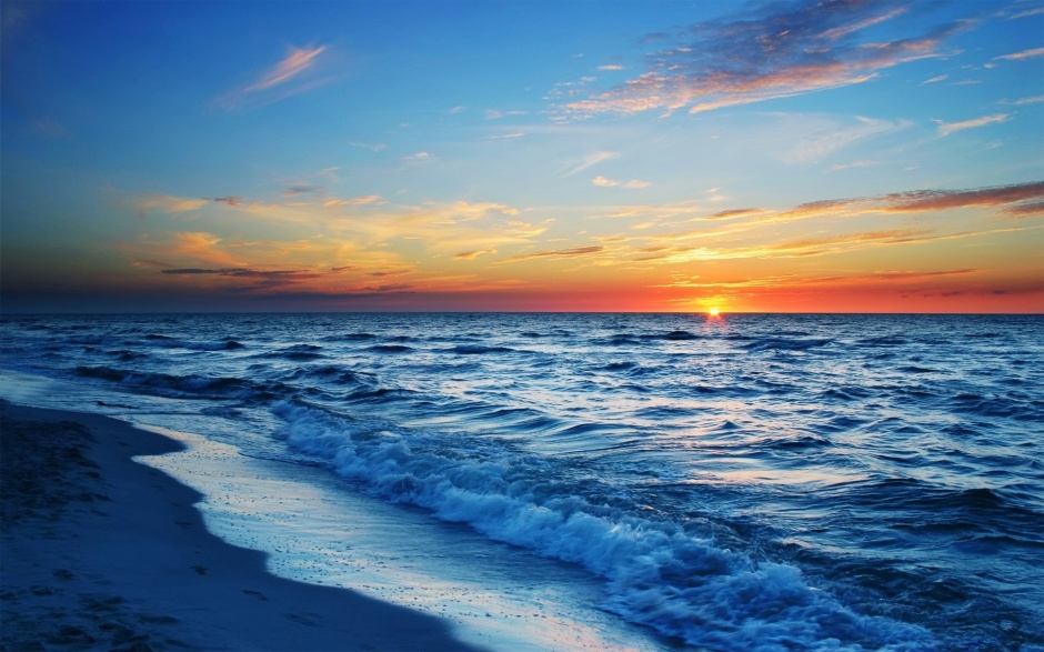 Picture of the magnificent blue ocean and waves scenery