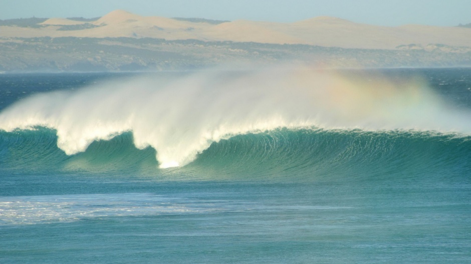 Picture of the magnificent blue ocean and waves scenery