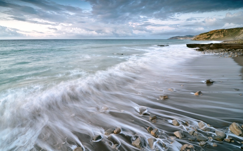 Picture of the magnificent blue ocean and waves scenery