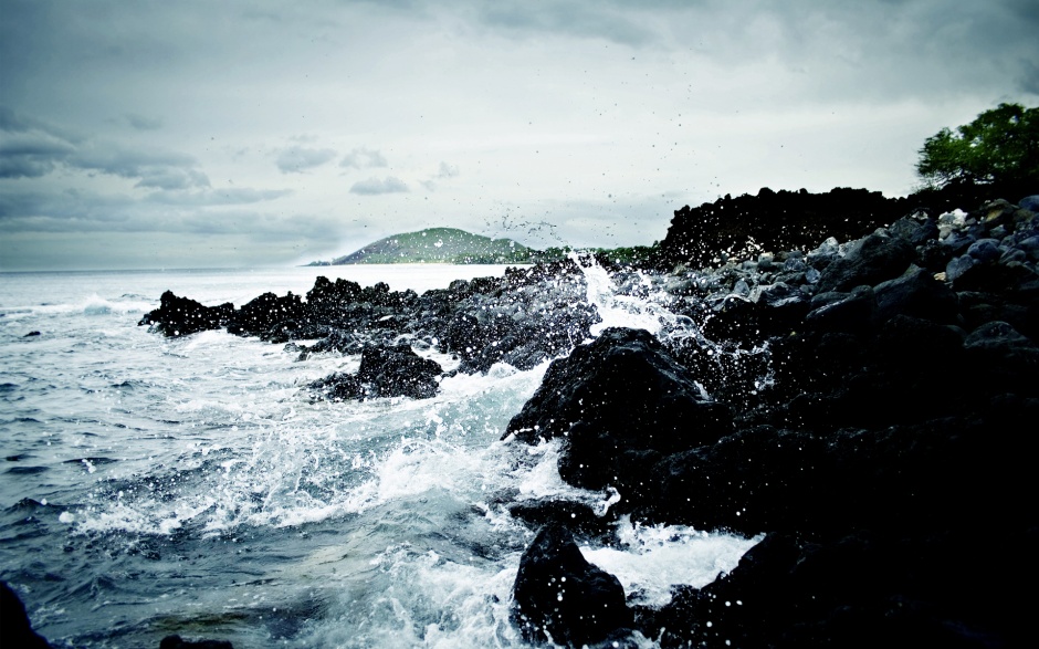 Picture of the magnificent blue ocean and waves scenery