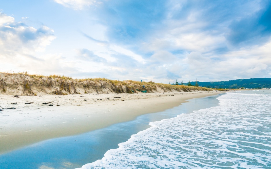 Picture of the magnificent blue ocean and waves scenery