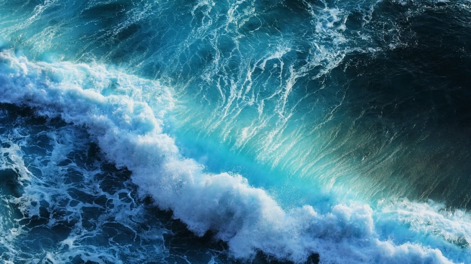 Picture of the magnificent blue ocean and waves scenery