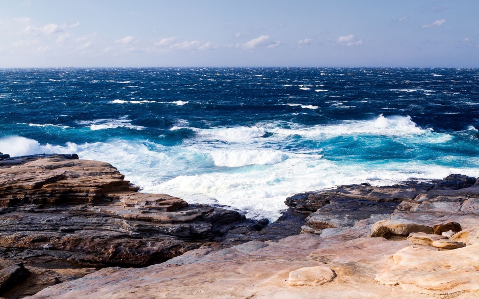Picture of the magnificent blue ocean and waves scenery