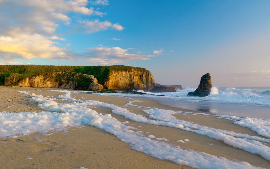 Picture of the magnificent blue ocean and waves scenery