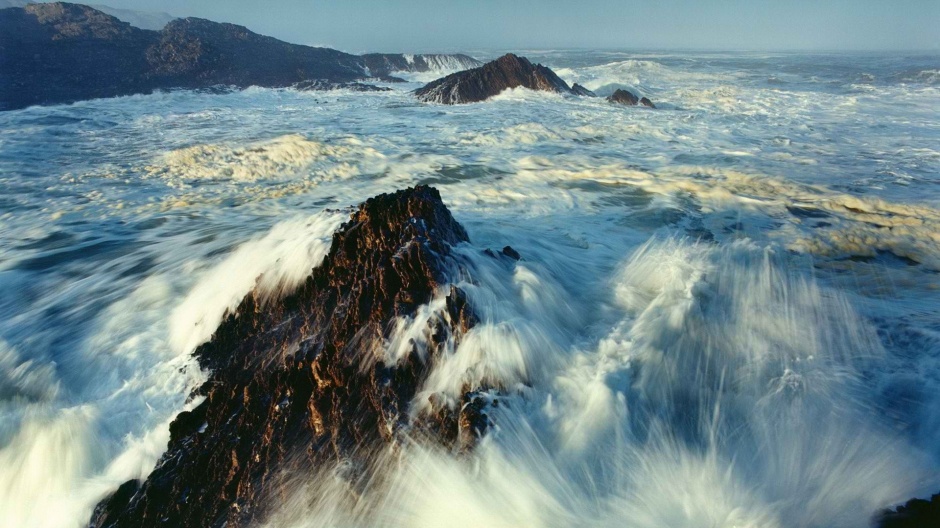 Picture of the magnificent blue ocean and waves scenery