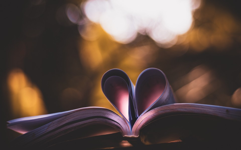 Heart shaped book background high-definition picture wallpaper