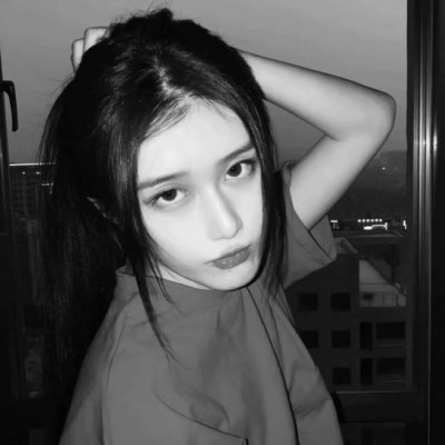 2021 WeChat black and white female avatar, melancholic and domineering. Love accumulates over time, and neither does love