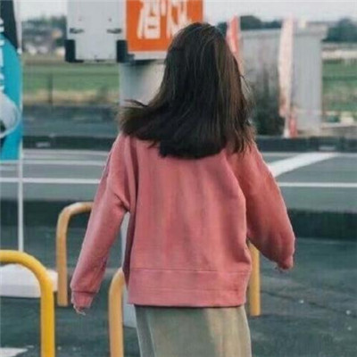 The hottest profile picture of a girl in 2021, with a sad back. It's been a long time since we talked or hugged each other
