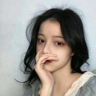 The latest WeChat avatar shows a girl feeling sad and melancholic. Her first encounter is with you, and the rest of her life will be with you