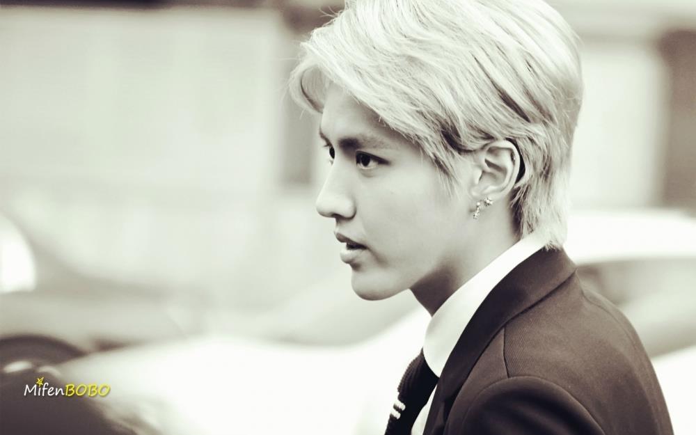 The sunny male god Wu Yifan smiled warmly