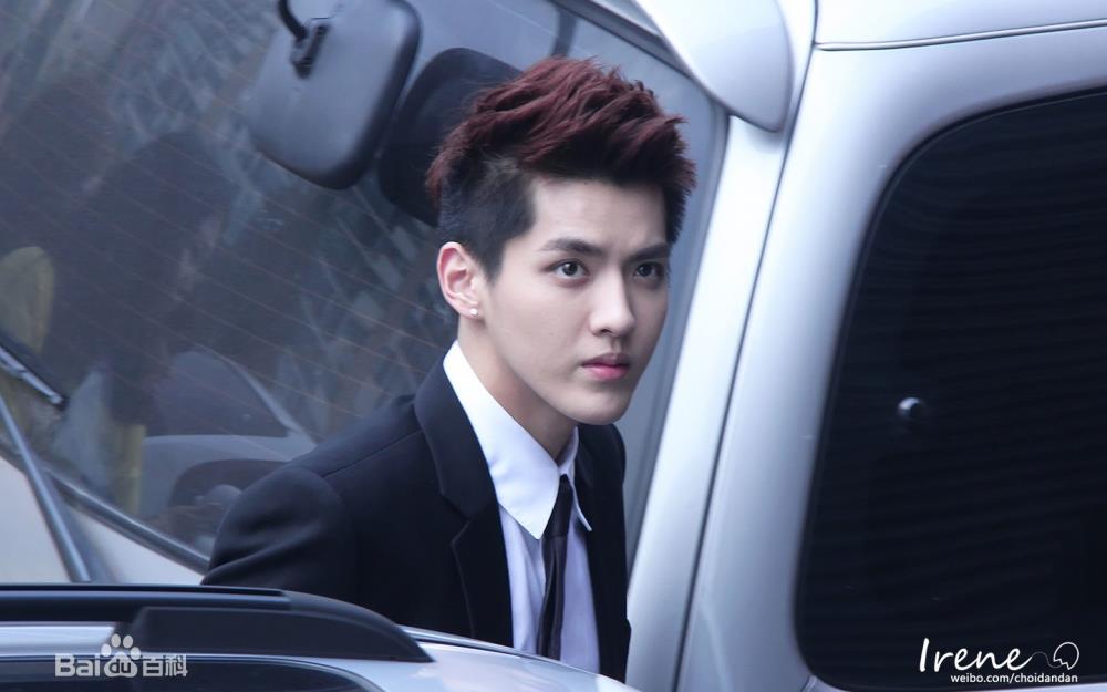 The sunny male god Wu Yifan smiled warmly