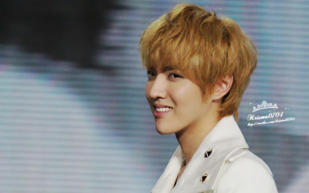 The sunny male god Wu Yifan smiled warmly