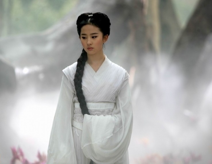 Little Dragon Girl Liu Yifei's Beautiful White Ancient Costume Image