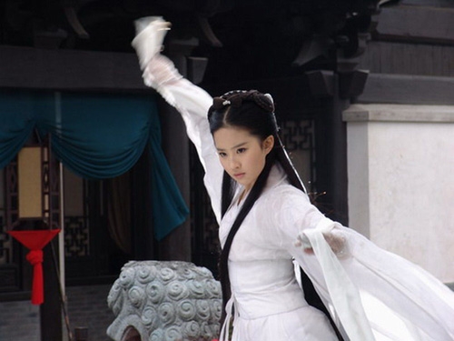 Little Dragon Girl Liu Yifei's Beautiful White Ancient Costume Image