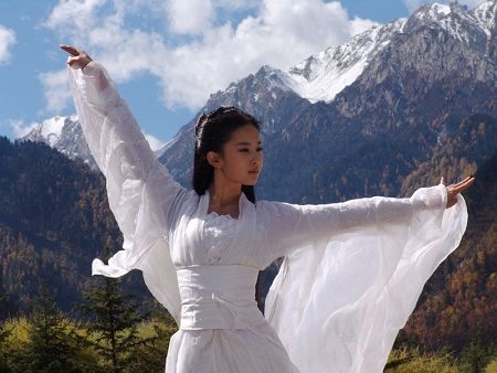 Little Dragon Girl Liu Yifei's Beautiful White Ancient Costume Image