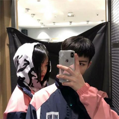 A pair of happy and romantic couple avatars for Xiu En Ai, the latest WeChat couple exclusive avatars in 2021 are unique