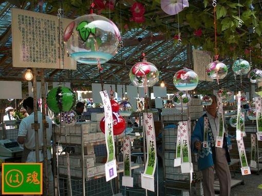 Beautiful wind chimes sing comfortably under the blue sky, beautiful picture