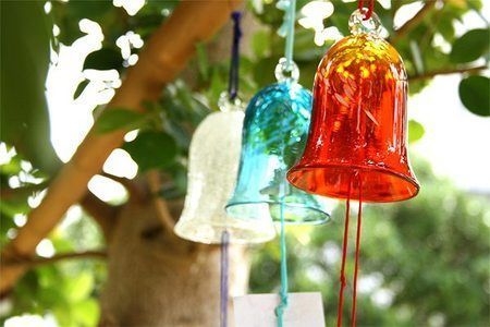 Beautiful wind chimes sing comfortably under the blue sky, beautiful picture