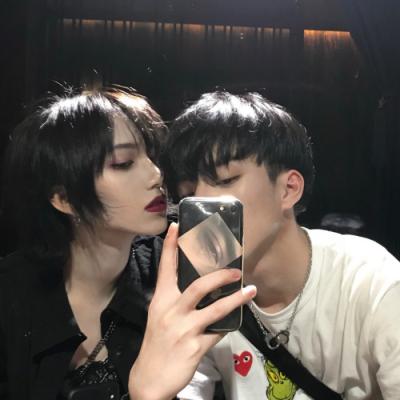 QQ couple avatars are domineering and cold, with a pair of two faces. They are burdened by love throughout their lives and do not understand how to escape