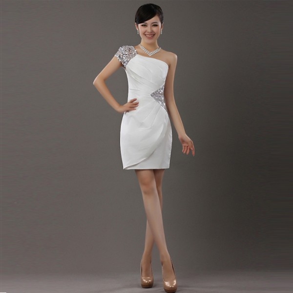 A picture of a noble and elegant off shoulder evening gown for girls