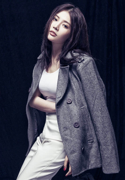 Xu Dongdong's fashion photo shoot showcases a pure and fresh style with a large exposure