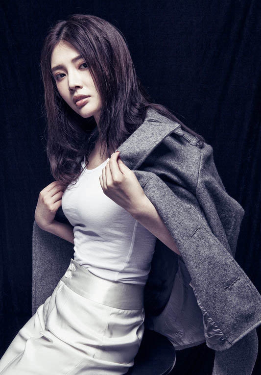 Xu Dongdong's fashion photo shoot showcases a pure and fresh style with a large exposure
