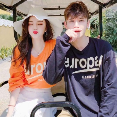 A pair of stylish and personalized WeChat couple avatars, exclusive to couples born in 2000