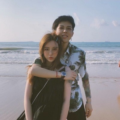 Tiktok couple's head looks like a pair of young people. The world is crowded with people. I love you very much