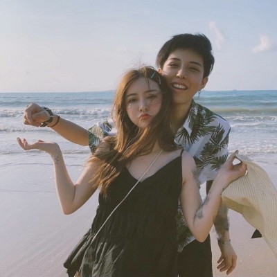 Tiktok couple's head looks like a pair of young people. The world is crowded with people. I love you very much