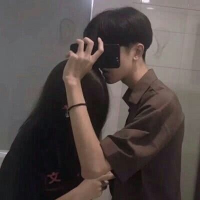 Tiktok couple's head looks like a pair of young people. The world is crowded with people. I love you very much