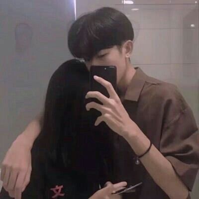 Tiktok couple's head looks like a pair of young people. The world is crowded with people. I love you very much