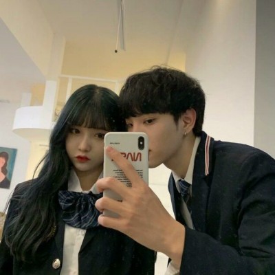 Tiktok's beautiful picture of lovers' heads together