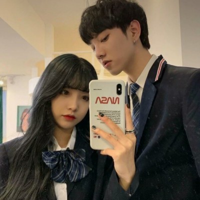 Tiktok's beautiful picture of lovers' heads together