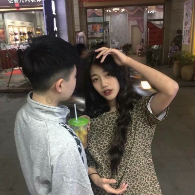 Tiktok's hottest couple's head photo, one pair of two, waiting for a person with no ending