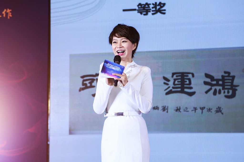 Photos of Liu Min's host at the event site