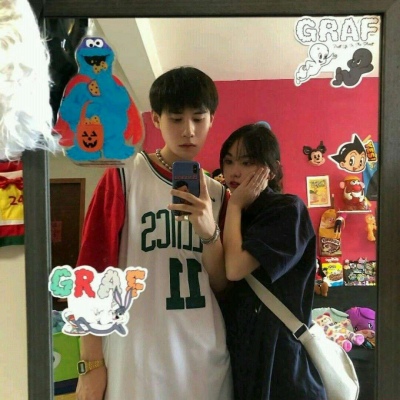 Post-2000 WeChat couple's cute avatar, one pair of two, being a person like a small biscuit, dry and crispy