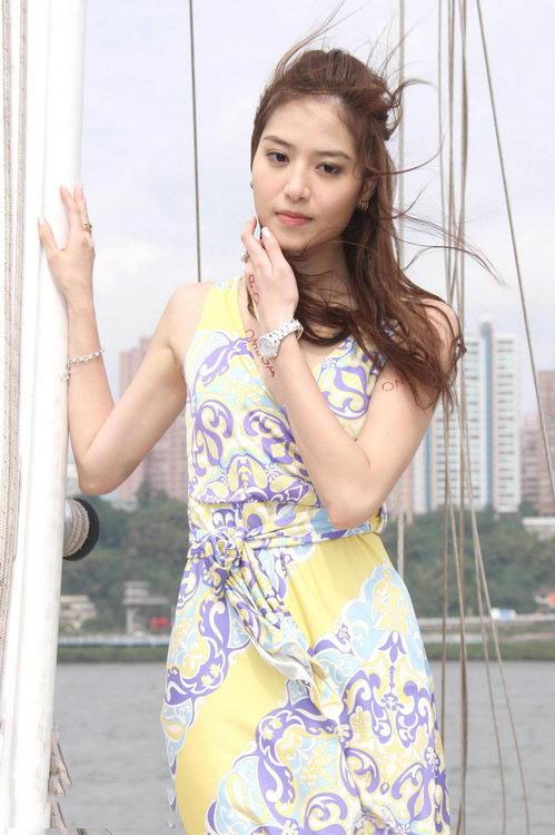 The latest outdoor photo of beautiful Bai Xinhui, pure and innocent