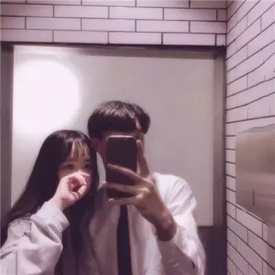 Suitable for couples born in 1995. The picture of the couple's avatar is very trendy and beautiful. One pair of two couple avatars