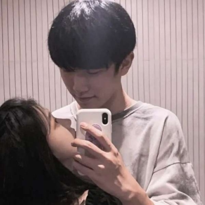 A collection of WeChat couple avatars featuring sweet hugs and kisses, featuring a loving couple