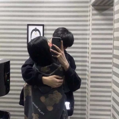 A collection of WeChat couple avatars featuring sweet hugs and kisses, featuring a loving couple