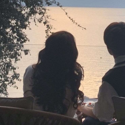 2021 hottest couple avatar, one person and half live action version, watching the sky at dawn and clouds at dusk, thinking of you sitting and thinking of you