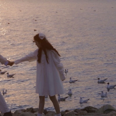 A real-life couple's portrait under the sunset, left and right. Love is both gentle and restrictive towards each other