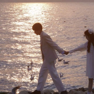 A real-life couple's portrait under the sunset, left and right. Love is both gentle and restrictive towards each other