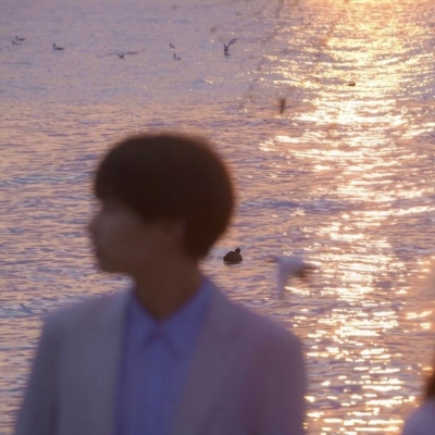 A real-life couple's portrait under the sunset, left and right. Love is both gentle and restrictive towards each other