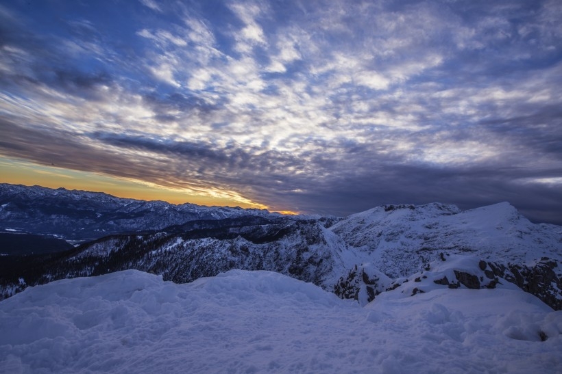 Picture of the vast white snow mountain scenery