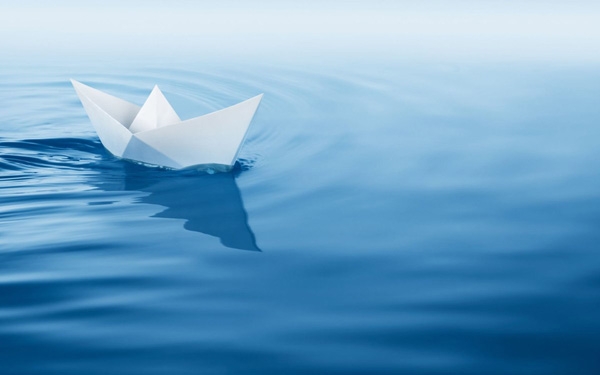 Beautiful WeChat background of the small paper boat, fresh and fresh picture