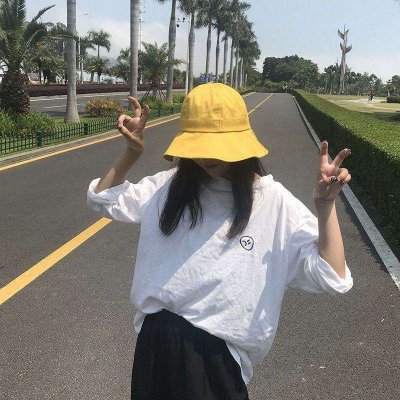 The girl wearing a hat has a cute and refreshing QQ avatar. The girl wearing a hat has a refreshing and full of youthful energy